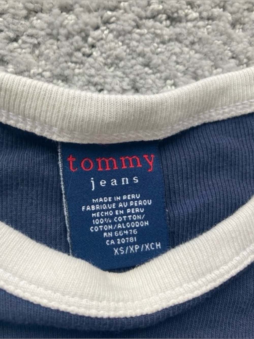 Fila and Tommy Jeans Short Sleeve Tees in White & Navy Size XS Sporty - Picture 3 of 4